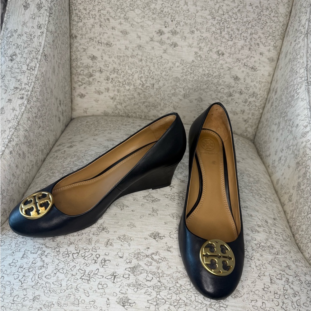 Tory Burch Perfect Black/gold logo Chelsea Wedge Size 8 1/2